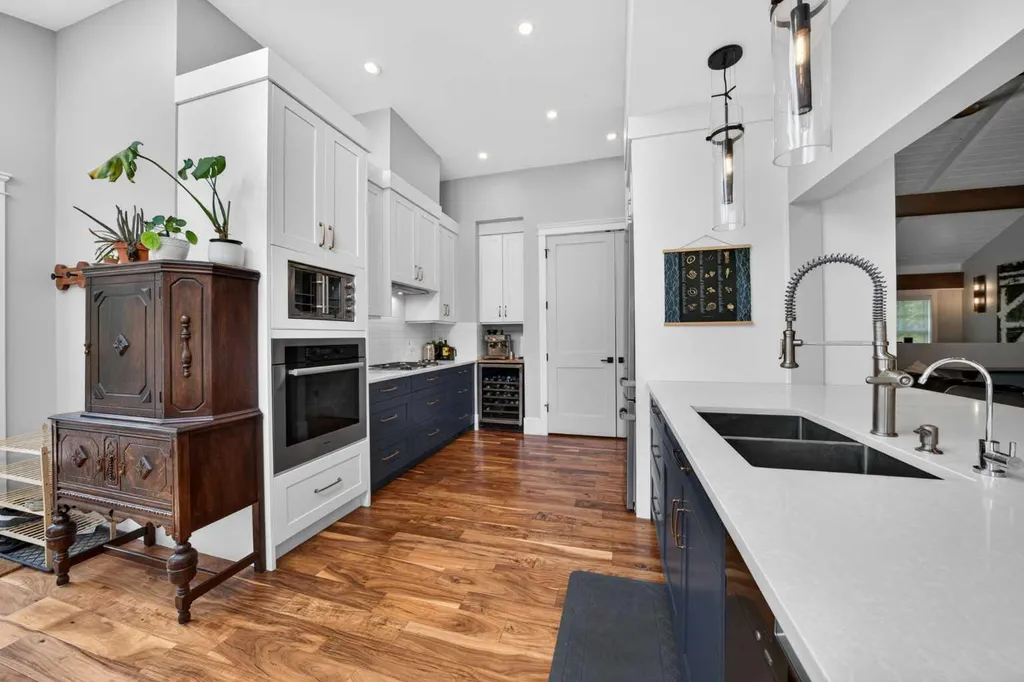 7136 Bow Crescent NW Calgary AB T3B 2B9