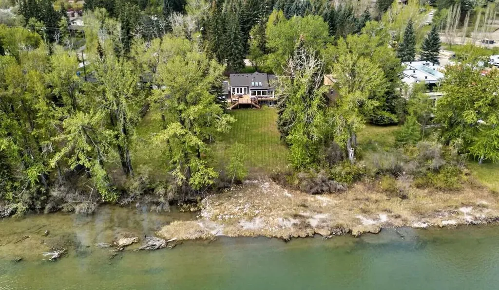 7136 Bow Crescent NW Calgary AB T3B 2B9
