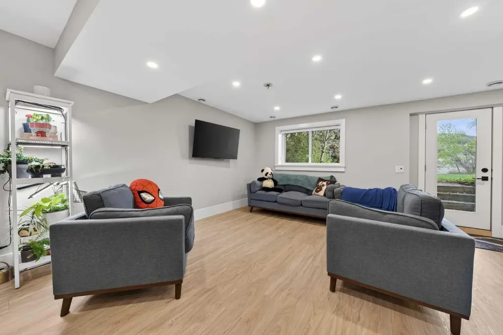7136 Bow Crescent NW Calgary AB T3B 2B9