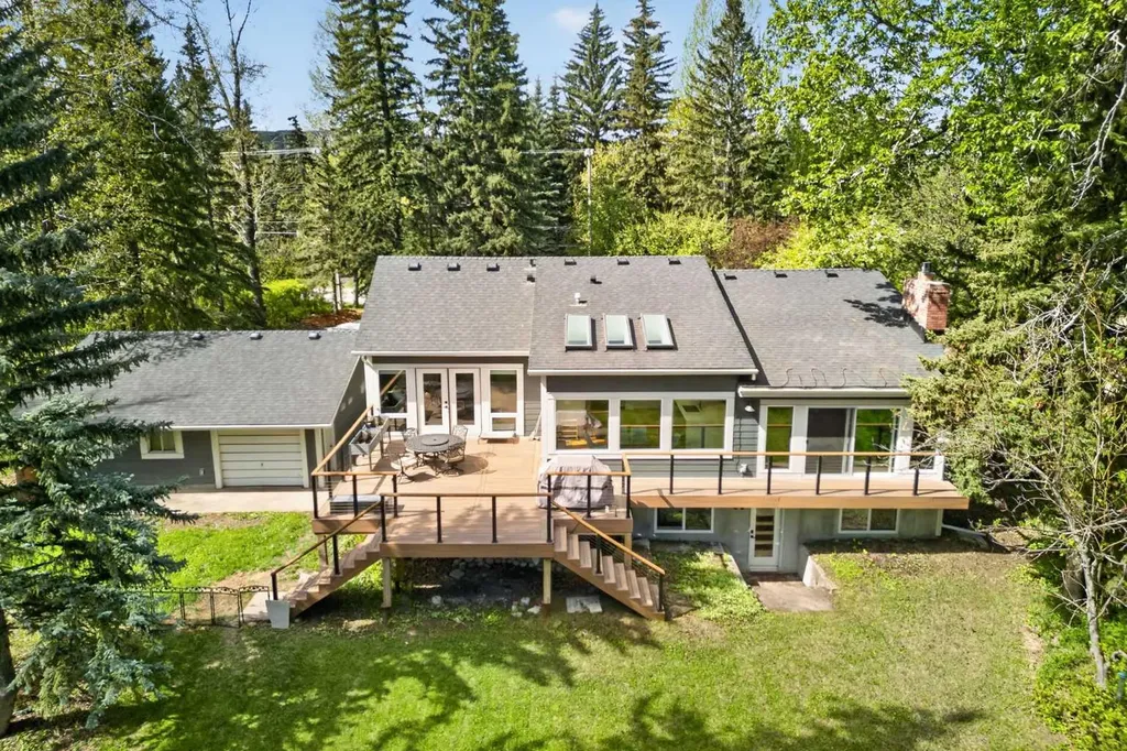 7136 Bow Crescent NW Calgary AB T3B 2B9