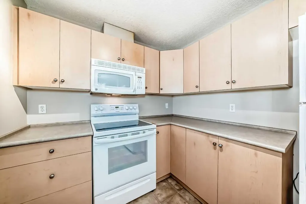 10 Prestwick Bay SE Calgary AB T2Z 0E6