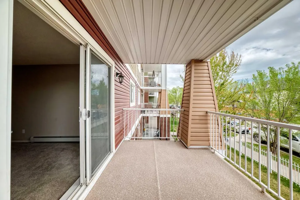 10 Prestwick Bay SE Calgary AB T2Z 0E6