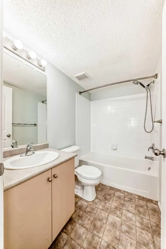 10 Prestwick Bay SE Calgary AB T2Z 0E6