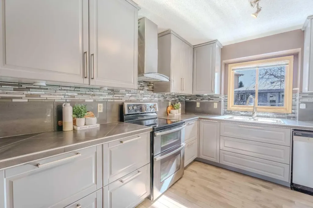135 Canterbury Court SW Calgary AB T2W6C1