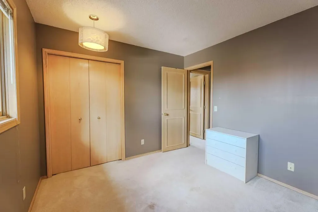 135 Canterbury Court SW Calgary AB T2W6C1