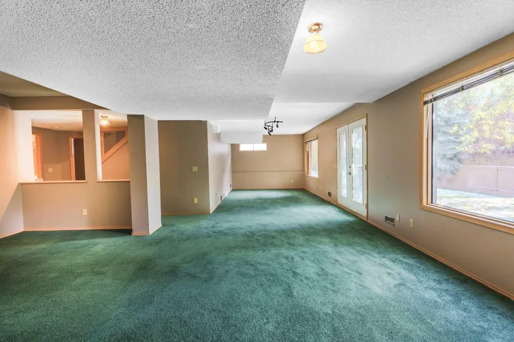 135 Canterbury Court SW Calgary AB T2W6C1