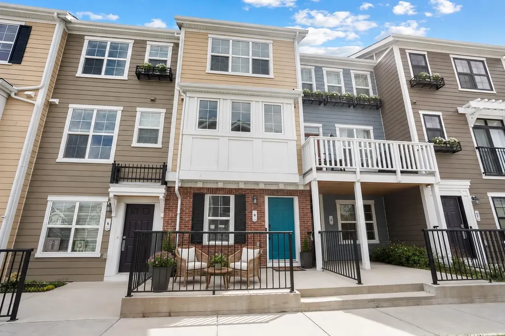8 Sherwood Row NW Calgary AB T3R 0X1