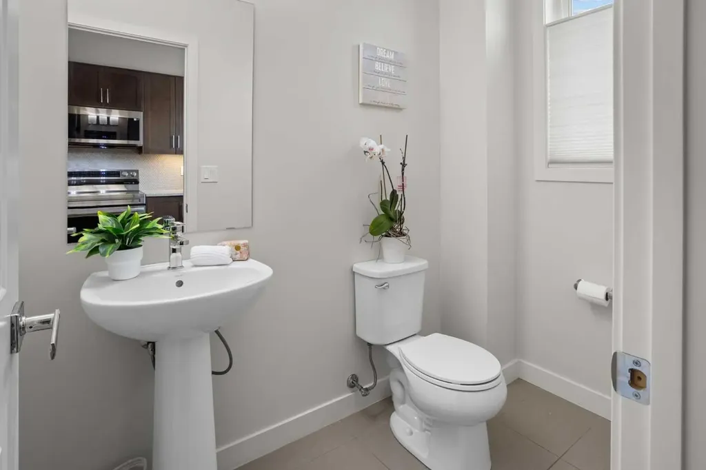 8 Sherwood Row NW Calgary AB T3R 0X1