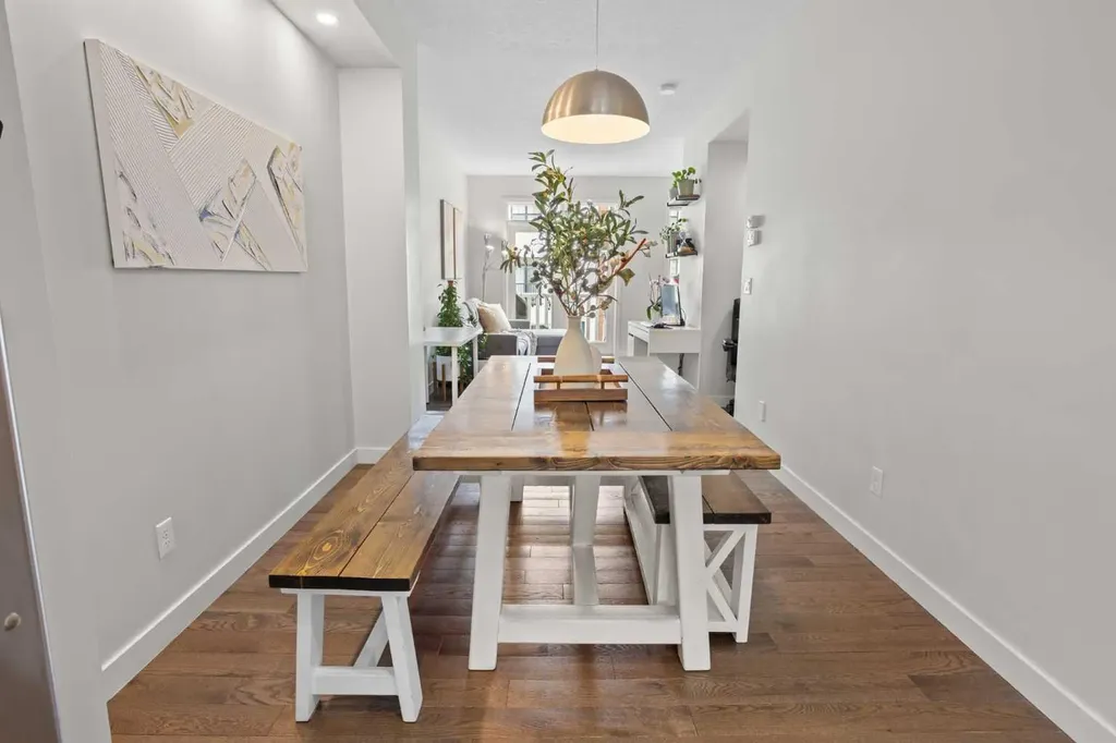 8 Sherwood Row NW Calgary AB T3R 0X1