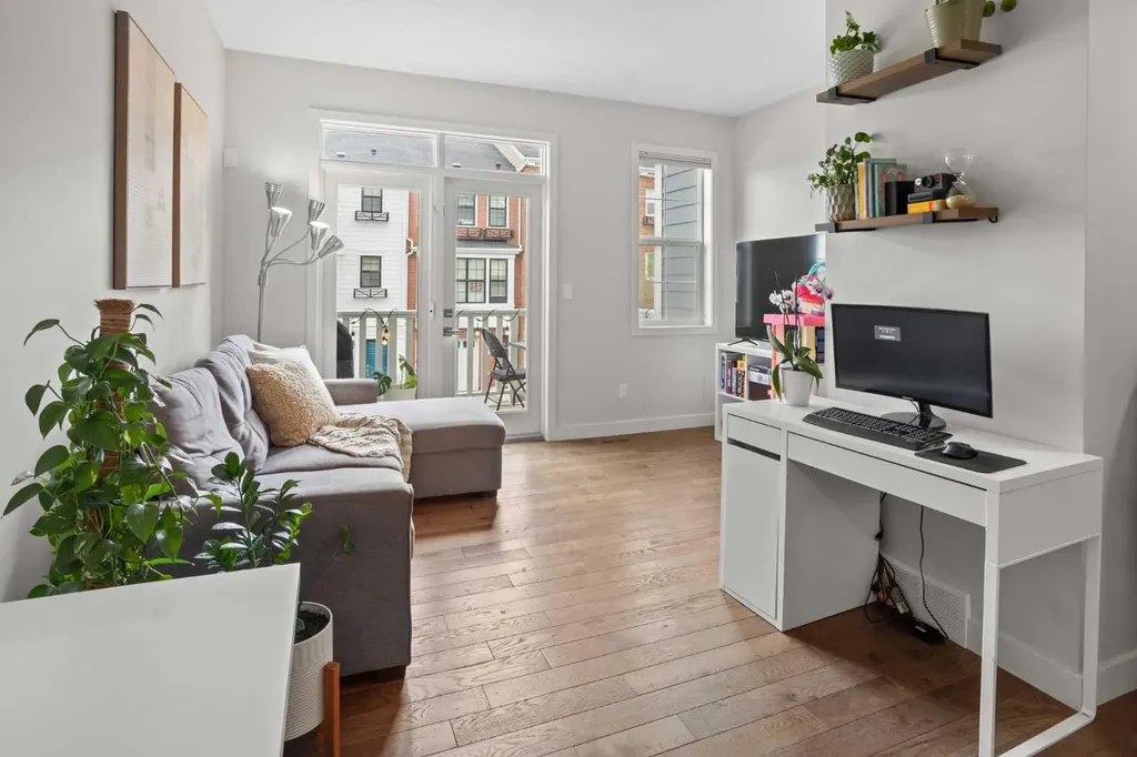 8 Sherwood Row NW Calgary AB T3R 0X1