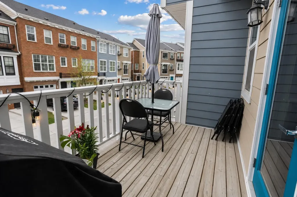 8 Sherwood Row NW Calgary AB T3R 0X1