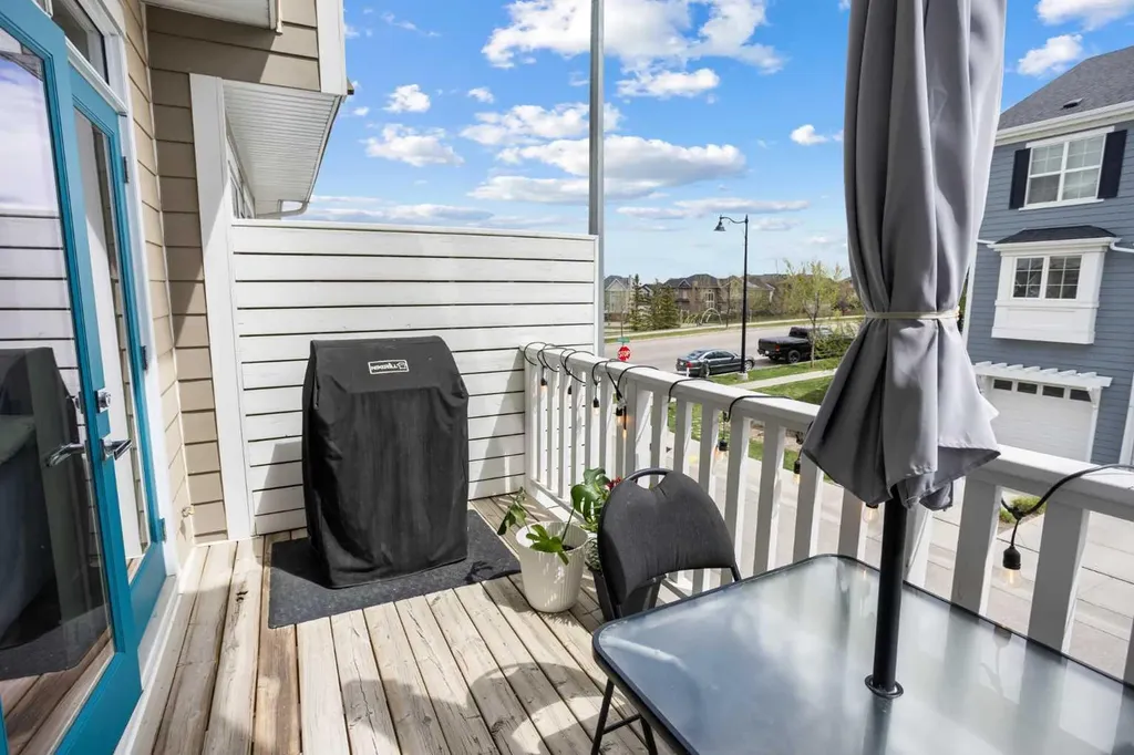 8 Sherwood Row NW Calgary AB T3R 0X1