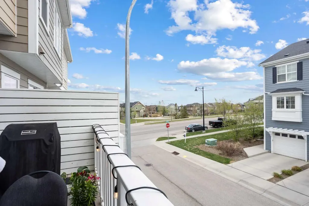 8 Sherwood Row NW Calgary AB T3R 0X1