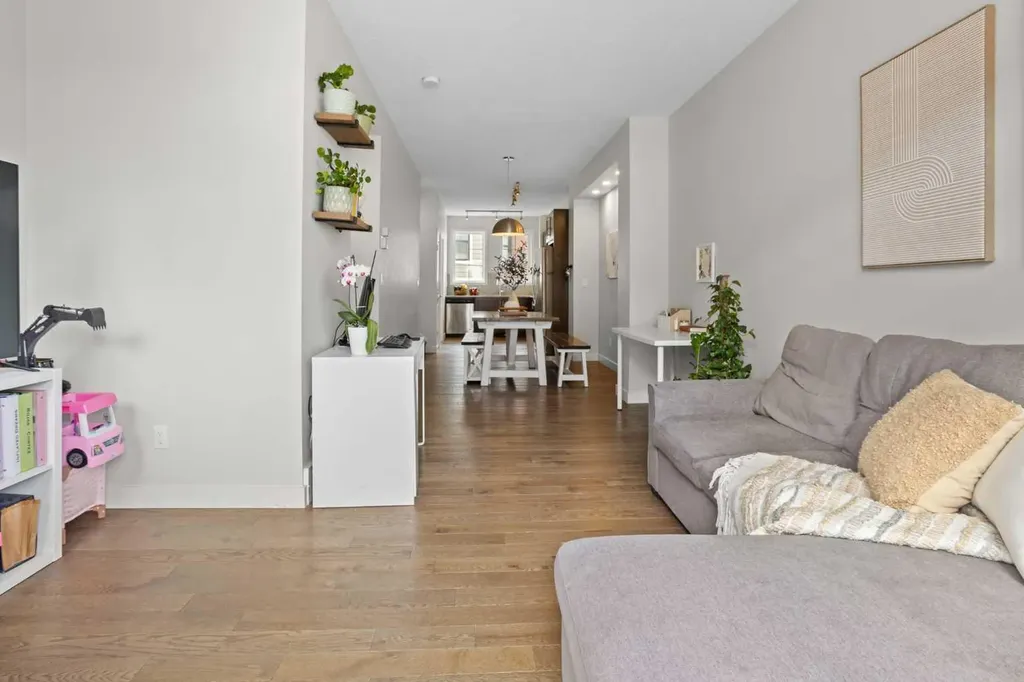 8 Sherwood Row NW Calgary AB T3R 0X1