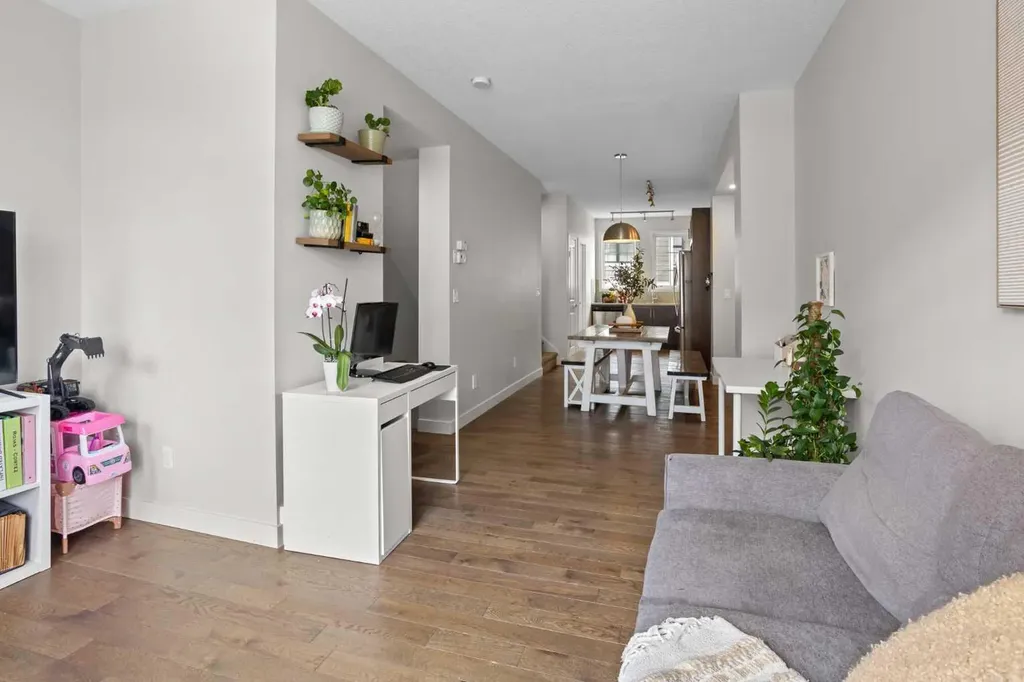 8 Sherwood Row NW Calgary AB T3R 0X1
