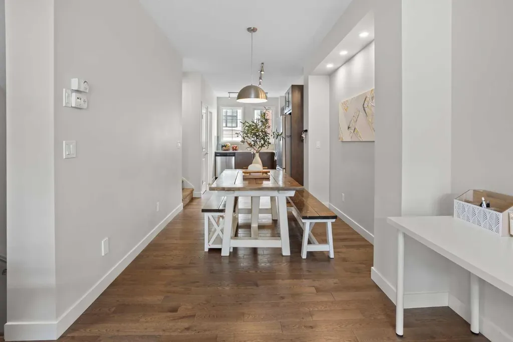 8 Sherwood Row NW Calgary AB T3R 0X1