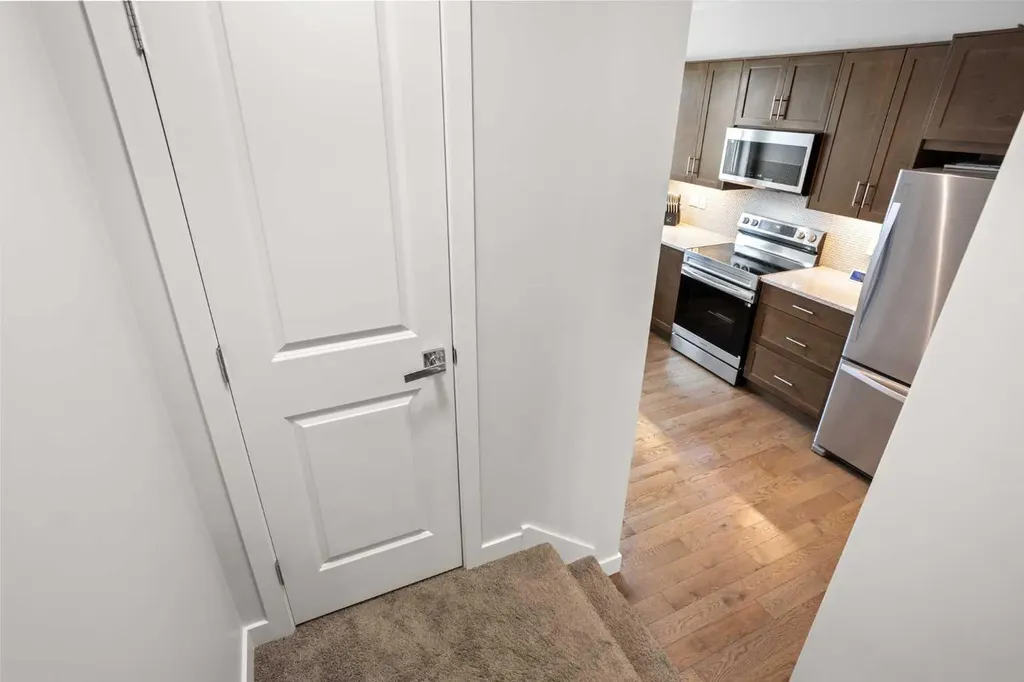8 Sherwood Row NW Calgary AB T3R 0X1