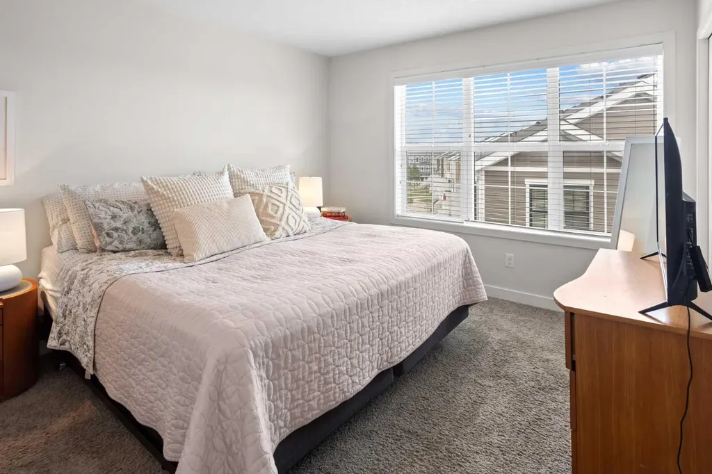 8 Sherwood Row NW Calgary AB T3R 0X1