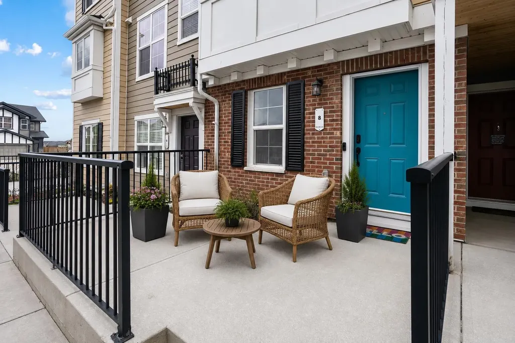 8 Sherwood Row NW Calgary AB T3R 0X1