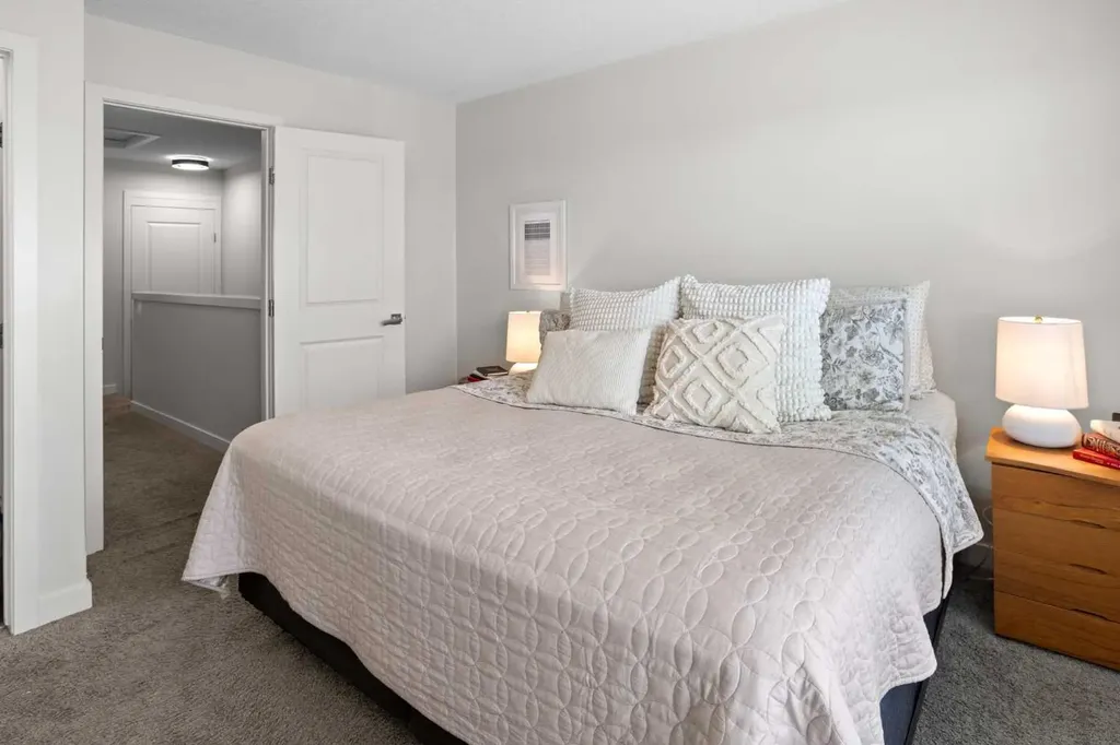 8 Sherwood Row NW Calgary AB T3R 0X1