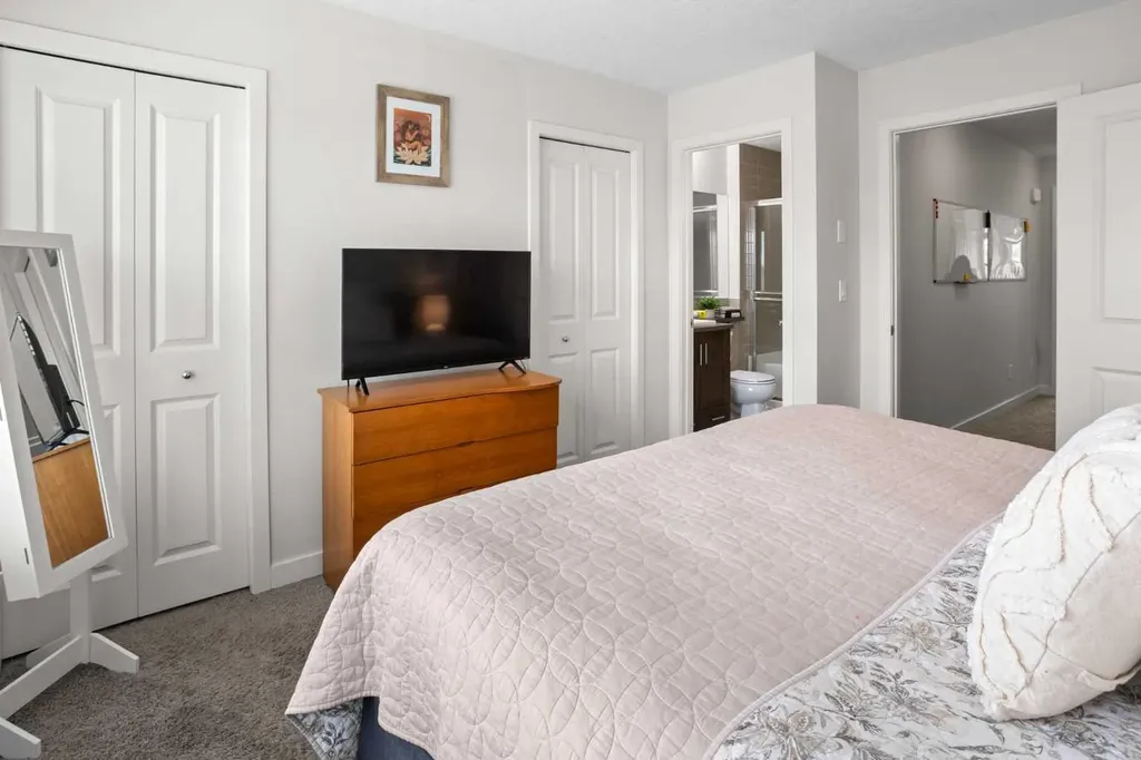 8 Sherwood Row NW Calgary AB T3R 0X1