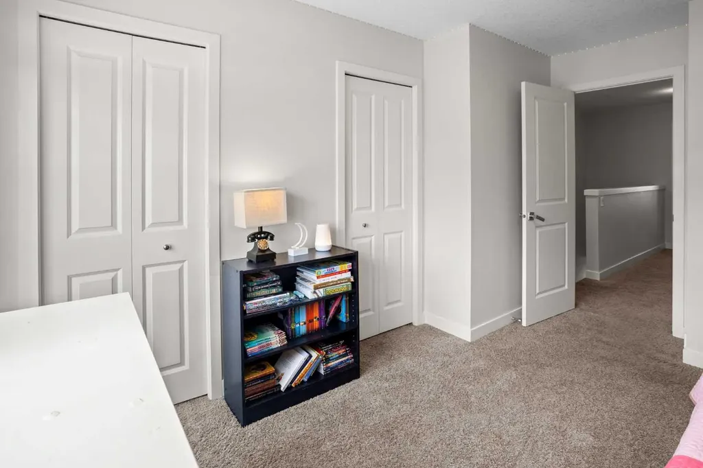 8 Sherwood Row NW Calgary AB T3R 0X1