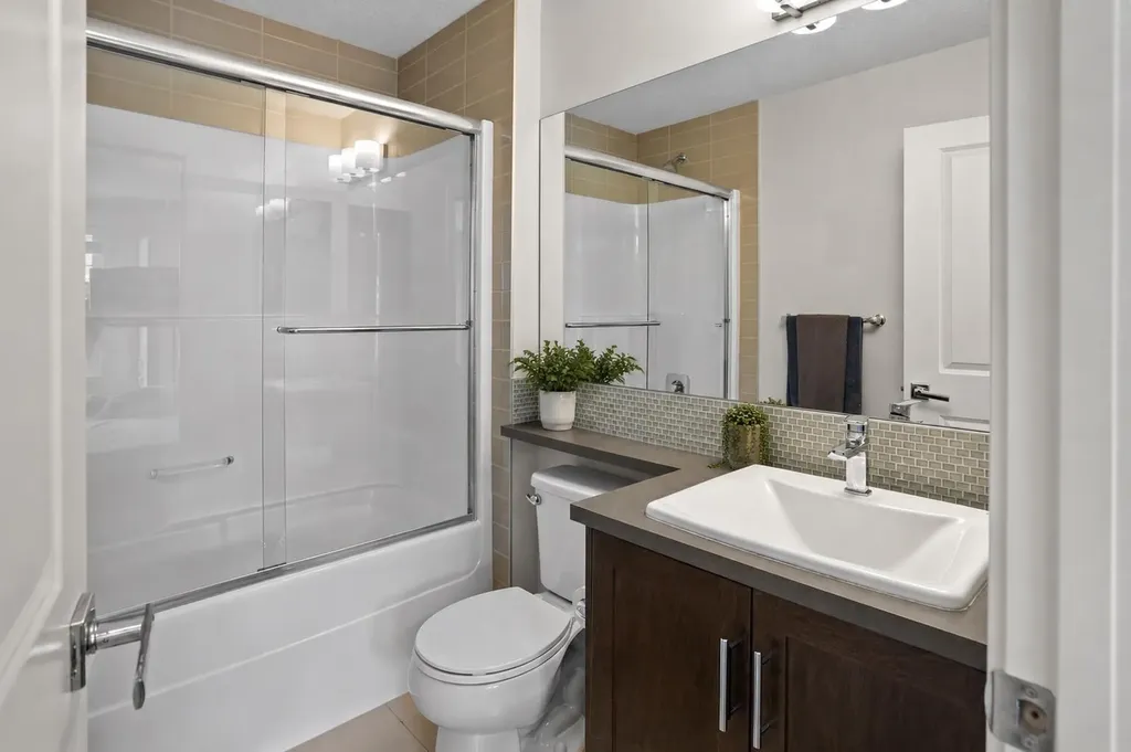 8 Sherwood Row NW Calgary AB T3R 0X1