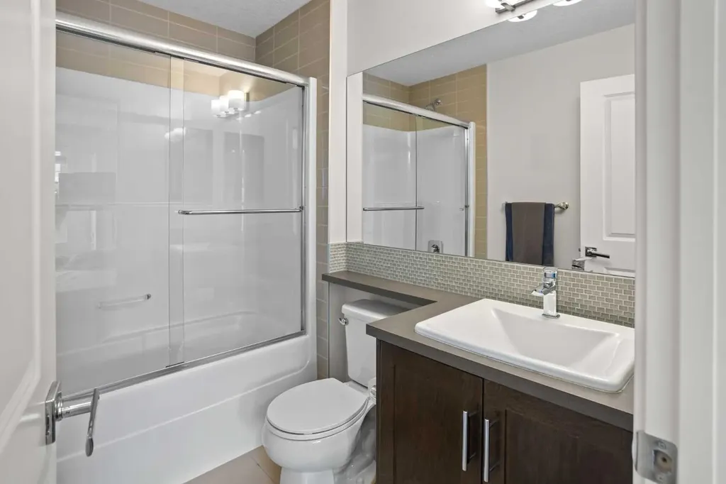 8 Sherwood Row NW Calgary AB T3R 0X1