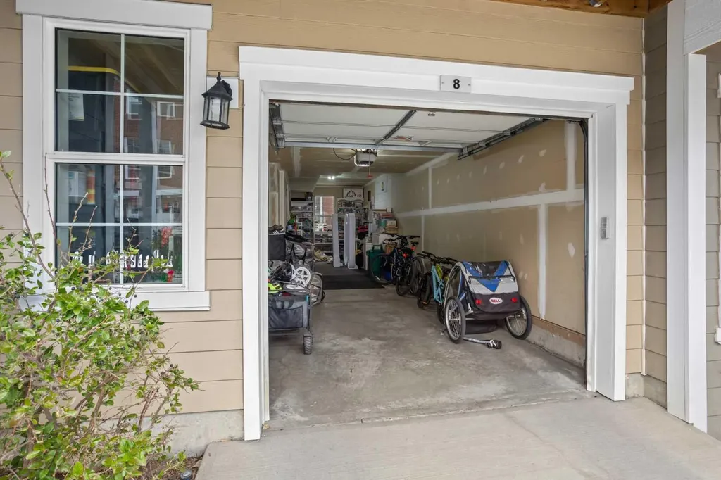8 Sherwood Row NW Calgary AB T3R 0X1