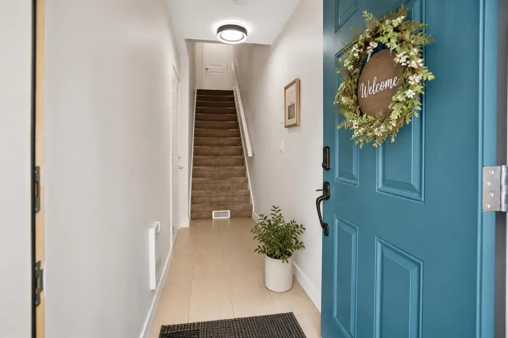 8 Sherwood Row NW Calgary AB T3R 0X1