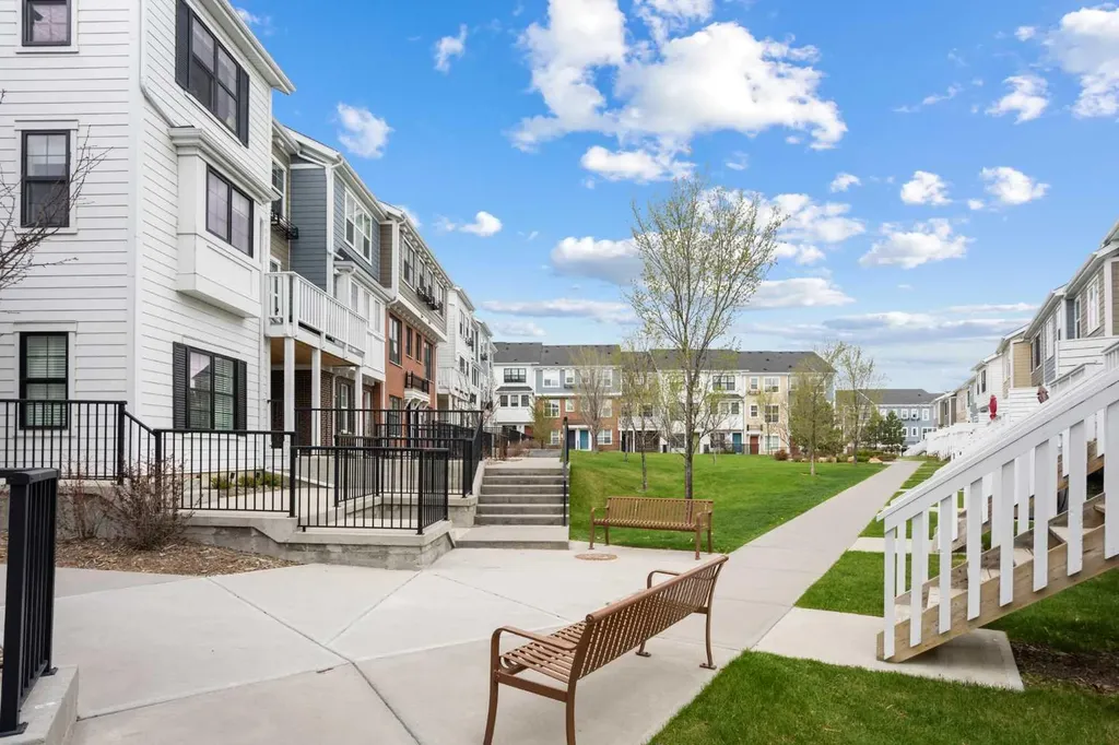 8 Sherwood Row NW Calgary AB T3R 0X1