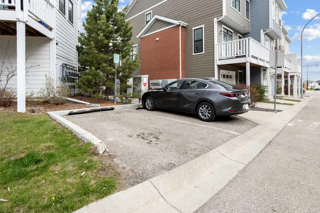 8 Sherwood Row NW Calgary AB T3R 0X1