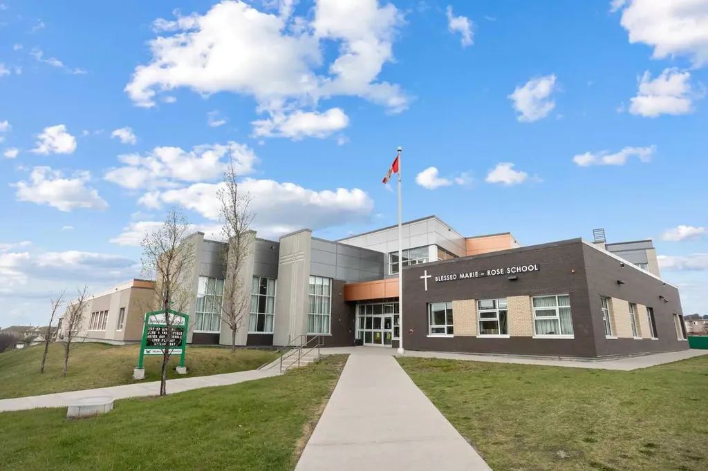 8 Sherwood Row NW Calgary AB T3R 0X1