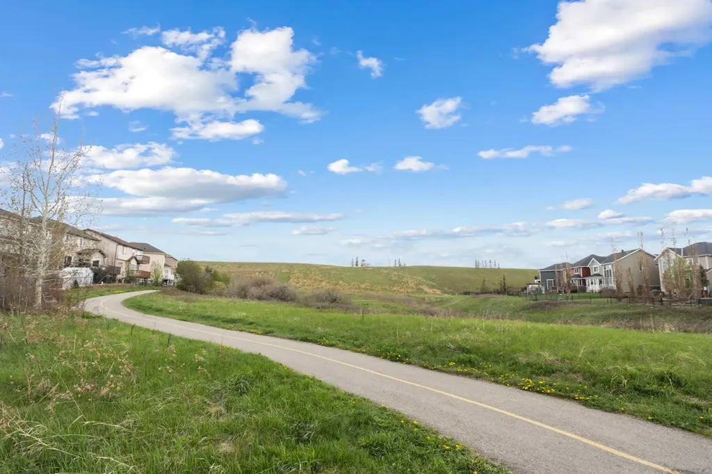 8 Sherwood Row NW Calgary AB T3R 0X1