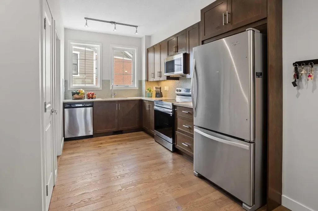 8 Sherwood Row NW Calgary AB T3R 0X1