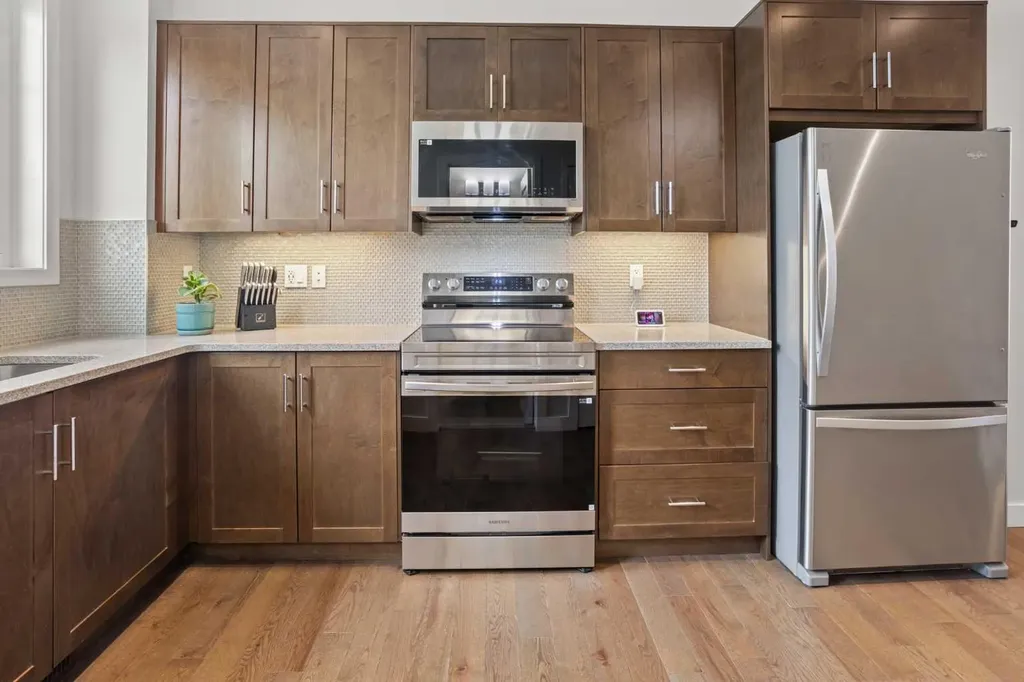 8 Sherwood Row NW Calgary AB T3R 0X1