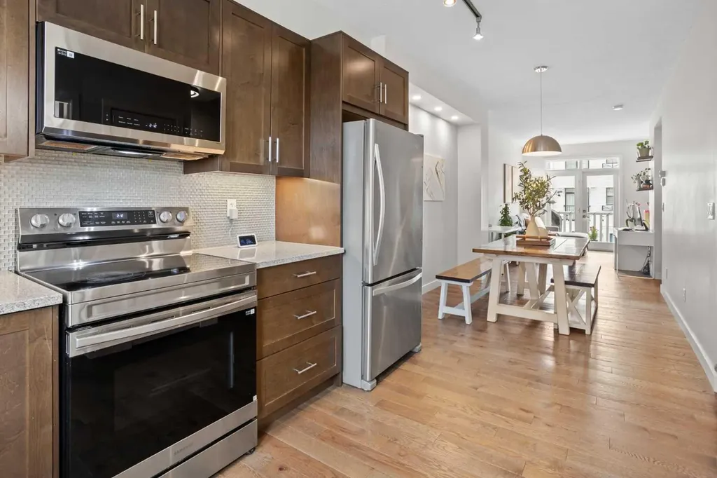 8 Sherwood Row NW Calgary AB T3R 0X1