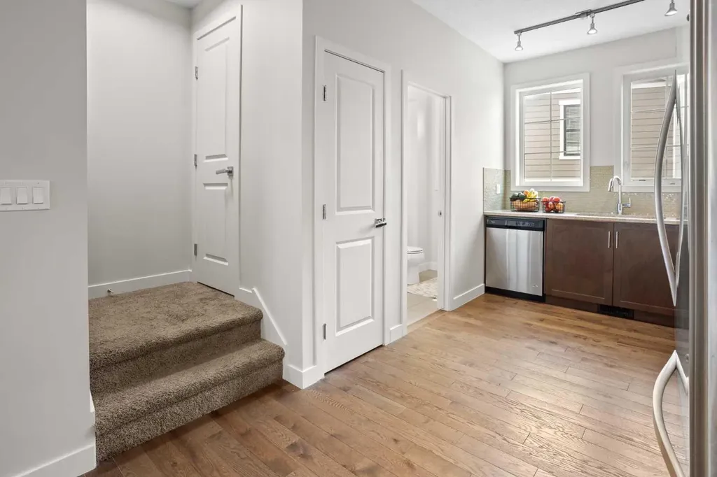 8 Sherwood Row NW Calgary AB T3R 0X1