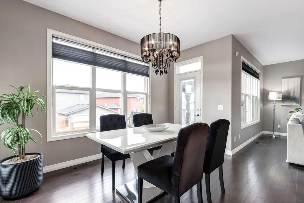 33 Evansglen Drive NW Calgary AB T3P0P4