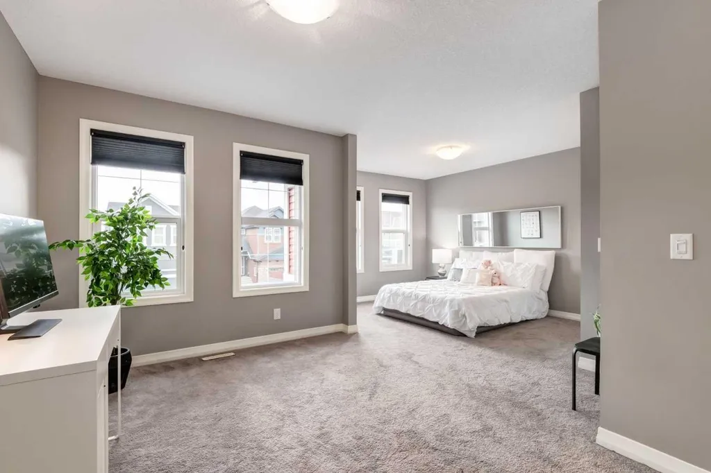33 Evansglen Drive NW Calgary AB T3P0P4