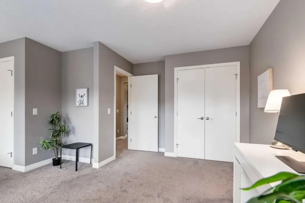 33 Evansglen Drive NW Calgary AB T3P0P4