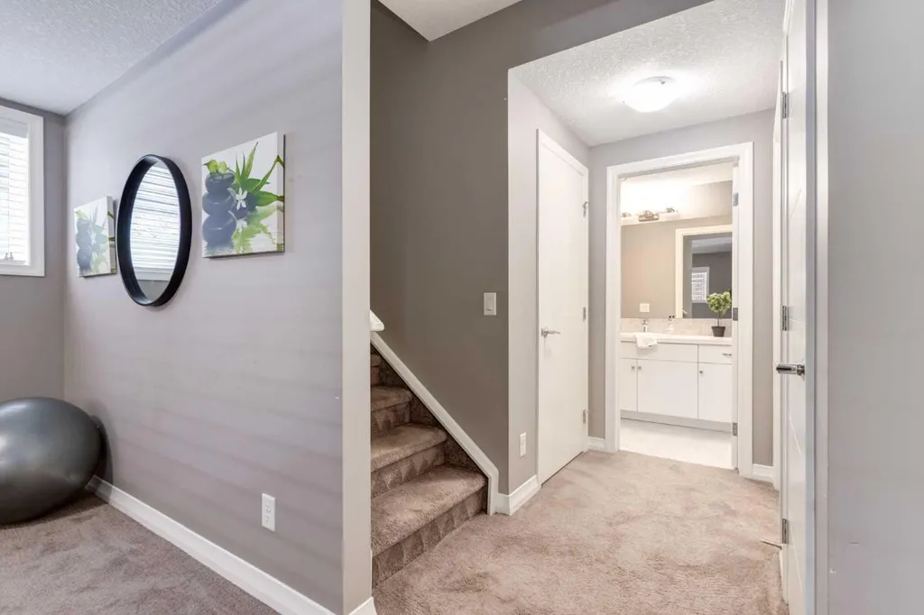 33 Evansglen Drive NW Calgary AB T3P0P4