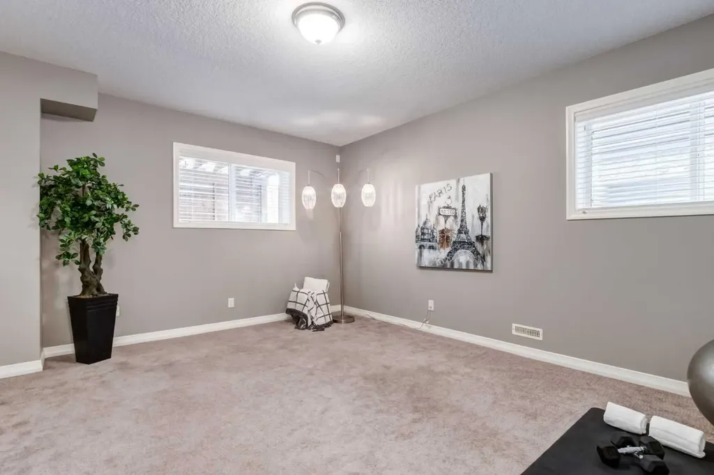 33 Evansglen Drive NW Calgary AB T3P0P4