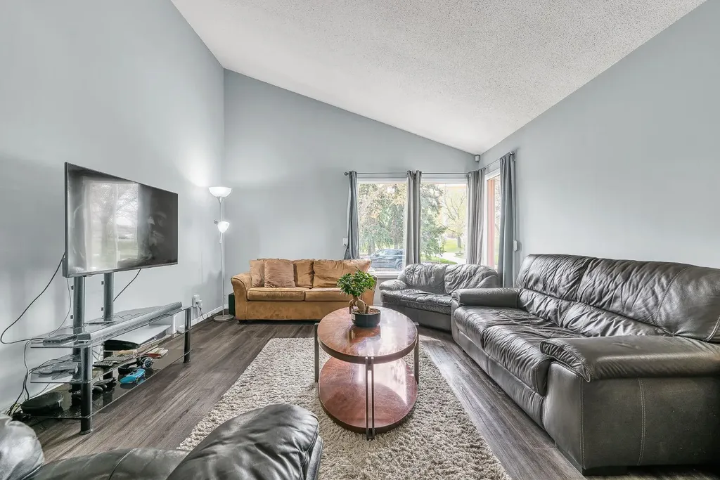 3156 Blakiston Drive NW Calgary AB T2L 1L8