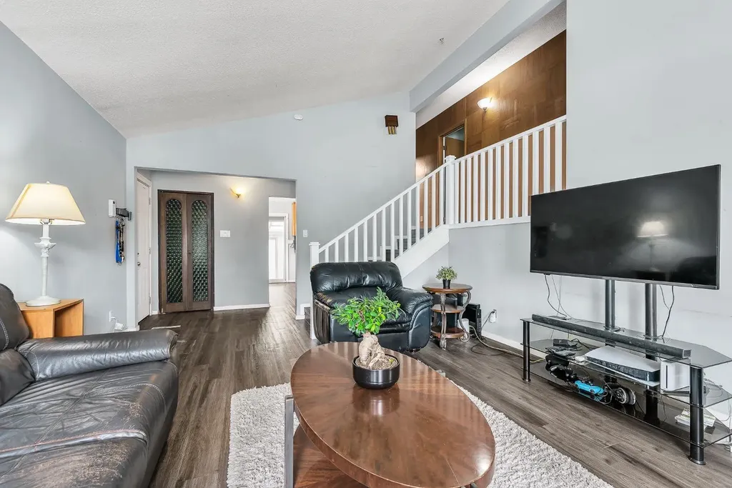 3156 Blakiston Drive NW Calgary AB T2L 1L8