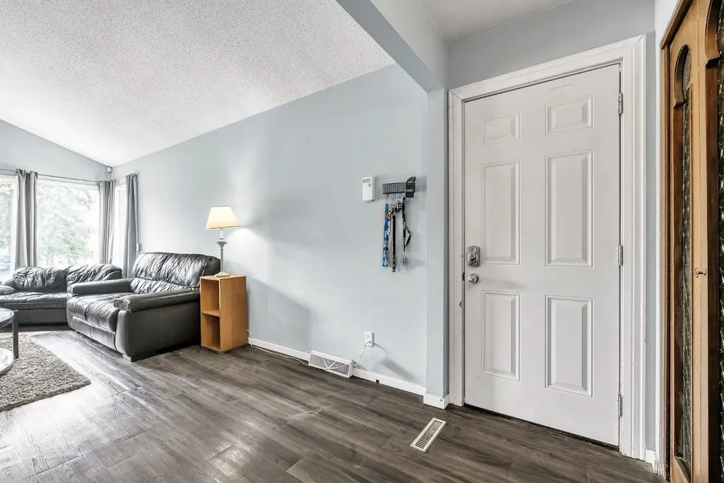 3156 Blakiston Drive NW Calgary AB T2L 1L8