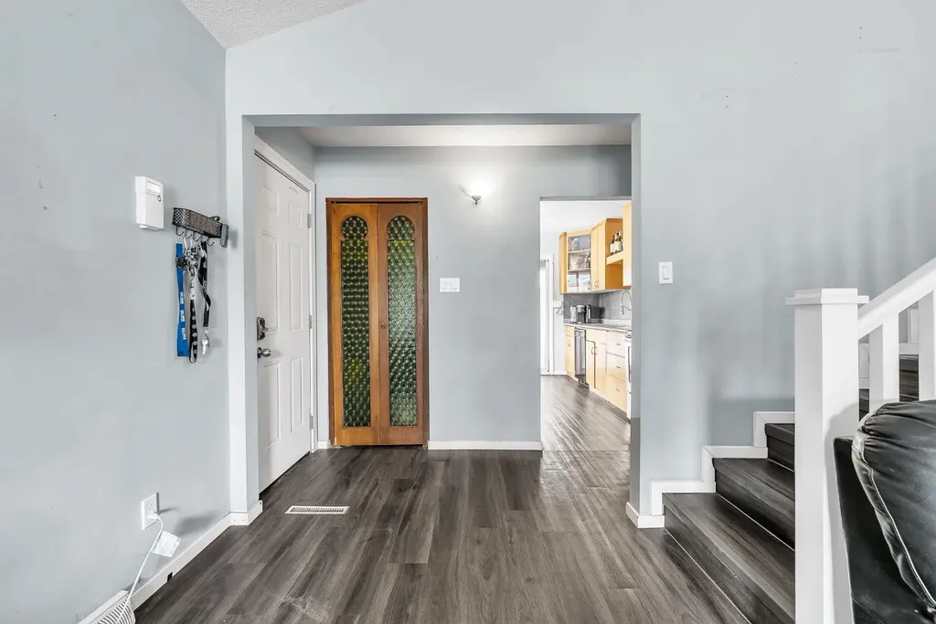 3156 Blakiston Drive NW Calgary AB T2L 1L8