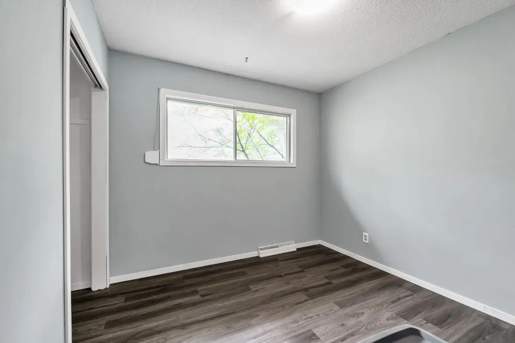 3156 Blakiston Drive NW Calgary AB T2L 1L8