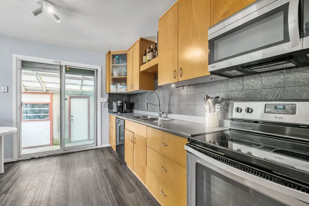 3156 Blakiston Drive NW Calgary AB T2L 1L8