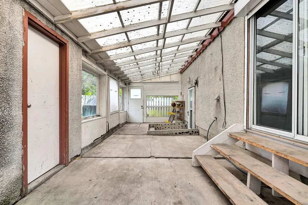 3156 Blakiston Drive NW Calgary AB T2L 1L8